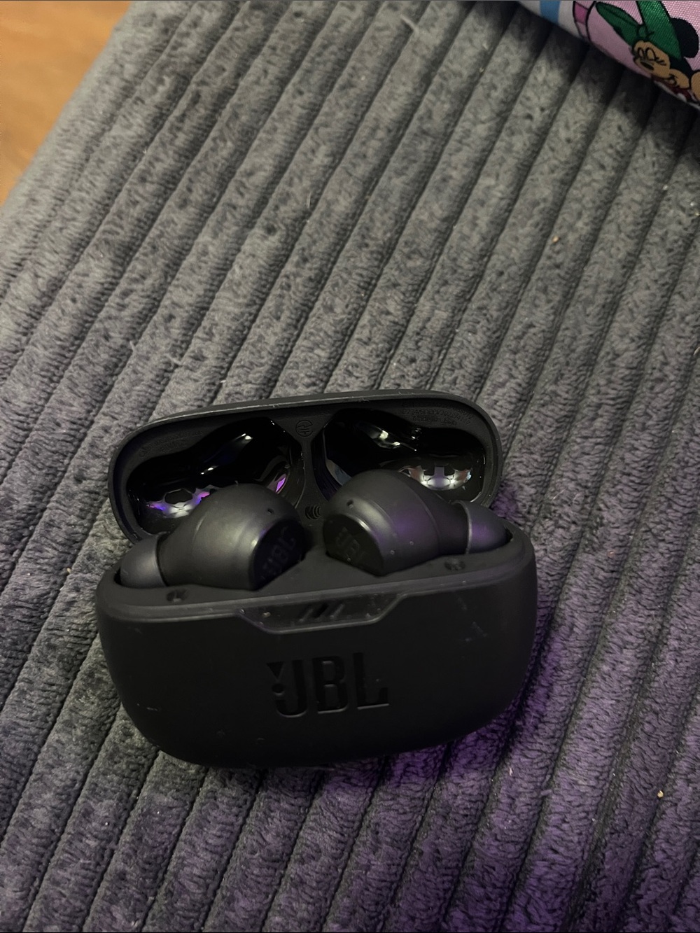 JBL True Wireless Earbuds — Matte Black Charging Case
